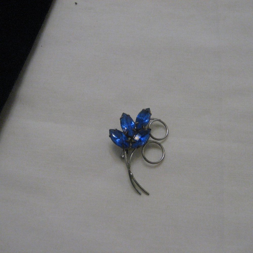 VINTAGE BLUE PRONG SET RHINESTONE & METAL BROOCH